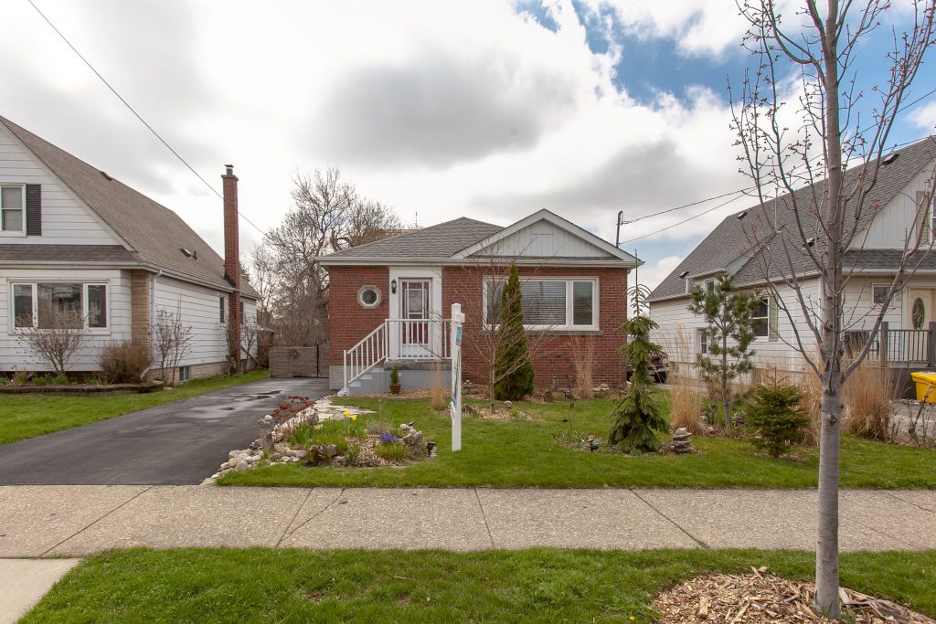 806 Brucedale Ave E, Hamilton Liv Well Group REMAX