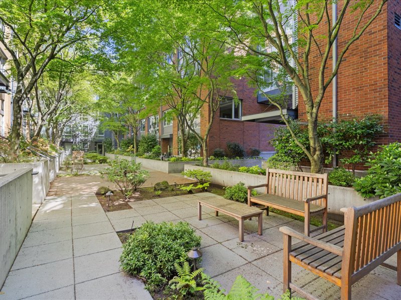Courtyard of 30 Broadway E #406, Seattle, WA 98102