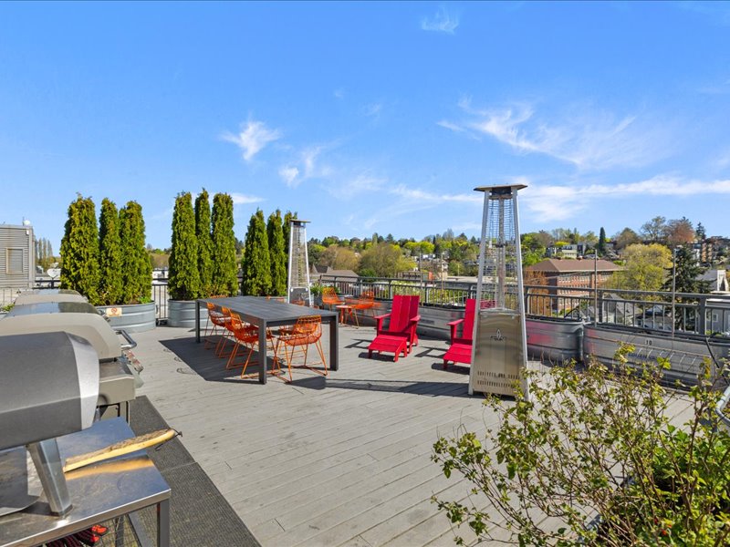 Rooftop barbecue area of 30 Broadway E #406, Seattle, WA 98102