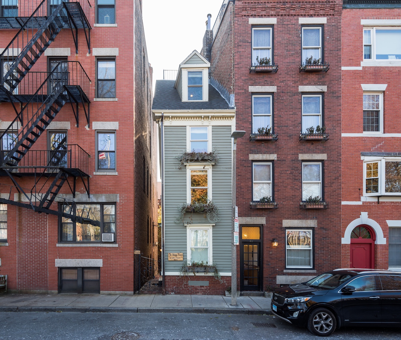 Skinny House: The Spite House in Boston photographed by Rhododendrite