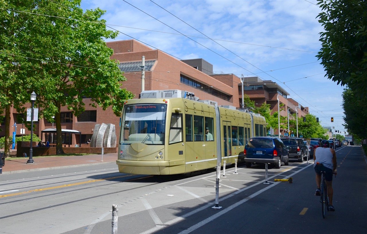 FHStreetcar_on_battery_power_Bdwy-2016
