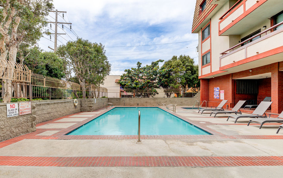 8828 Pershing-46