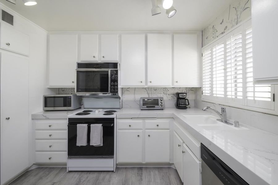 10030 Owensworth-22