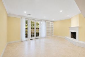 24440_Victory_Blvd_Unit15_Empty_Living_Room