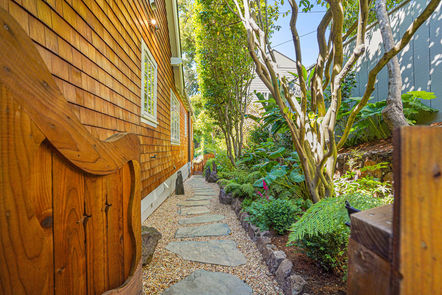 174-San-Carlos-Ave-Grounds-9