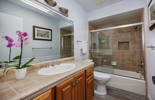 19510-Sandcastle-Brian-Bogs-Luxury-Realtor-bathroom