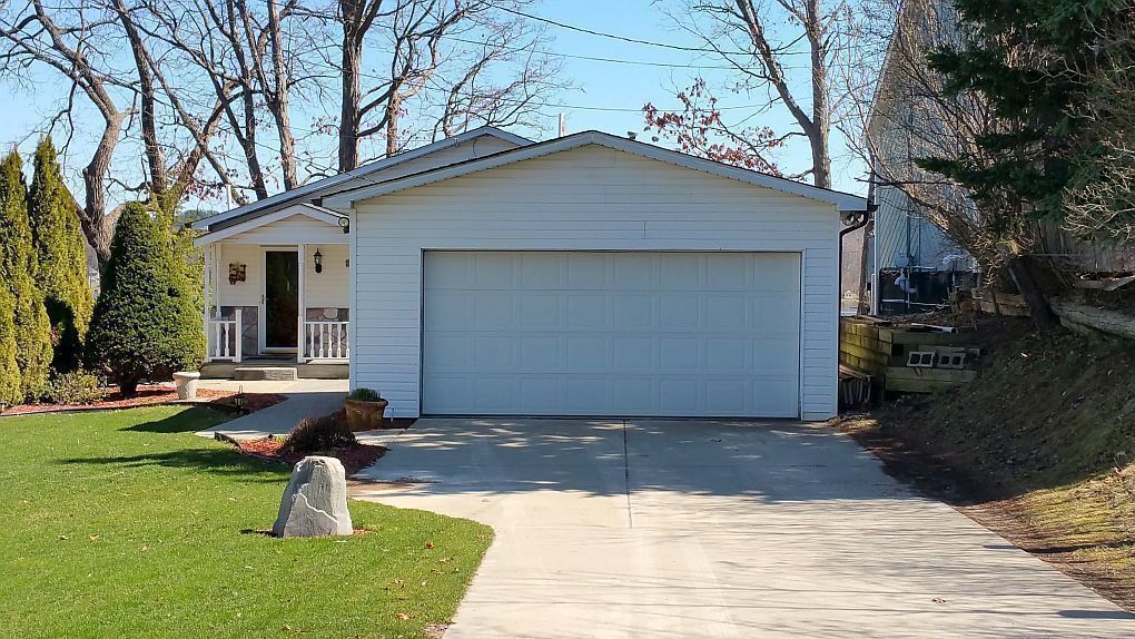 Fenton MI Lakefront Ranch Best View of Runyan Lake