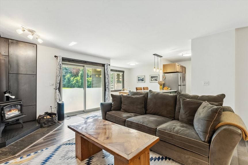 31-16LivingRoom3_252817