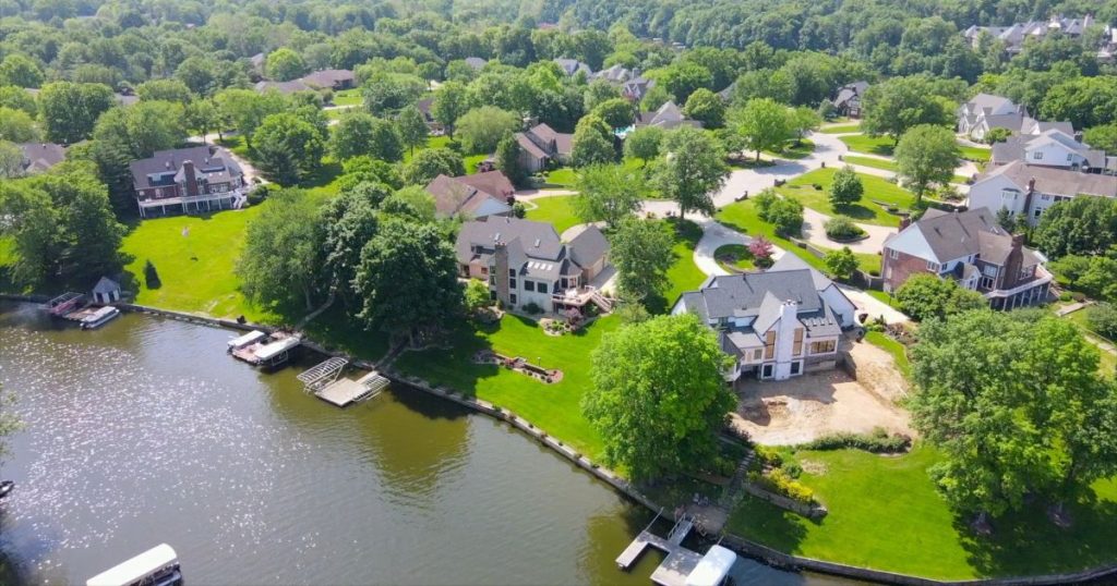 Waterfront homes on Holloway Dr Lake St. Louis