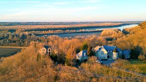 Homes on the bluffs at St. Albans