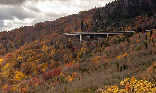 Blue Ridge Parkway overlook in North Carolina mountains with fall foilage.