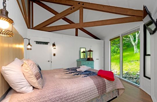 Longview Lookout_Queen Bed