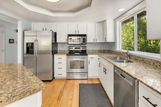 20105-12th-ave-ne-shoreline-UpgradeRealty (12)