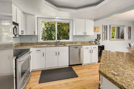 20105-12th-ave-ne-shoreline-UpgradeRealty (13)