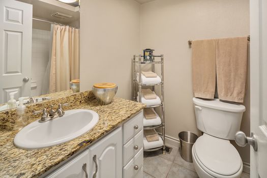 20105-12th-ave-ne-shoreline-UpgradeRealty (20)