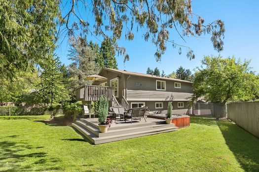 20105-12th-ave-ne-shoreline-UpgradeRealty (24)