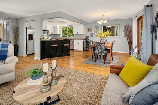 20105-12th-ave-ne-shoreline-UpgradeRealty (7)