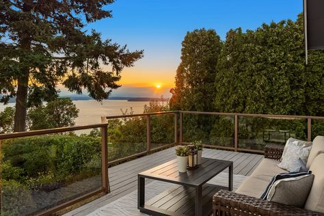 10647 Marine View Dr SW Seattle WA - Upgrade Realty24