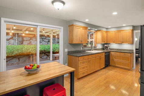 1517 3rd Pl, Kirkland, WA - Upgrade Realty21