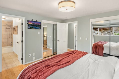 1517 3rd Pl, Kirkland, WA - Upgrade Realty7