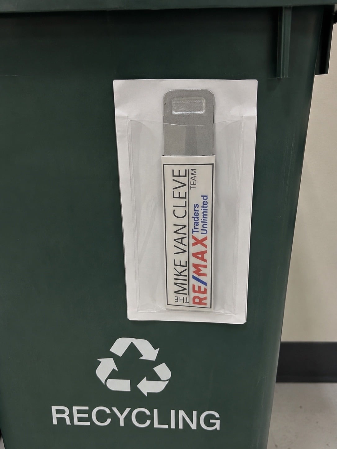 BoxCutterOnBin