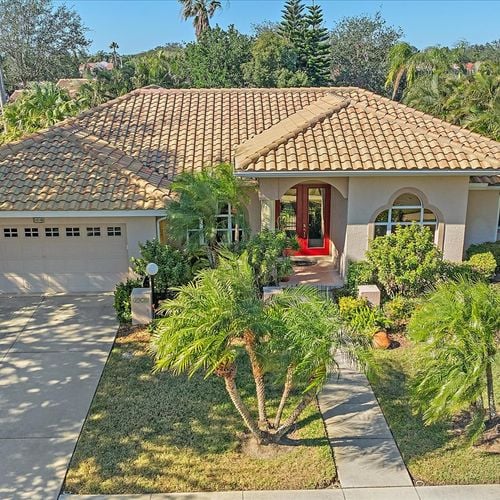 Should You Offer a Roof Credit or Replace the Roof Before Selling in Sarasota?
