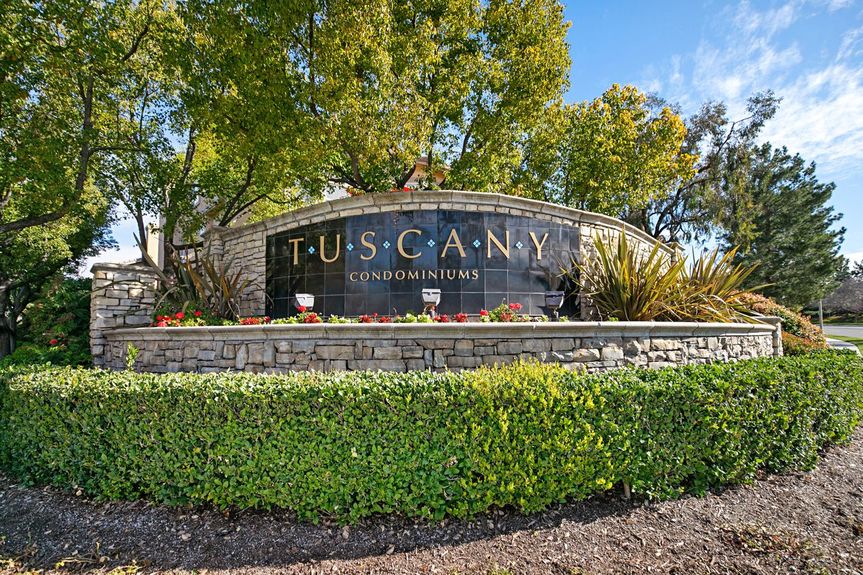 522_11233510_tuscany-condominniums_50167525512_o