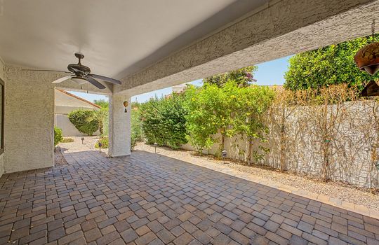24_side-patio