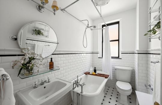 bath.Jacob-Wood-real-estate-broker-UWS-4bed-coop.jpg