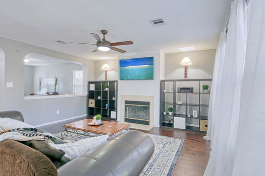 7203 Avator Bay San Antonio TX-large-011-009-Family Room-1500&#215;1000-72dpi