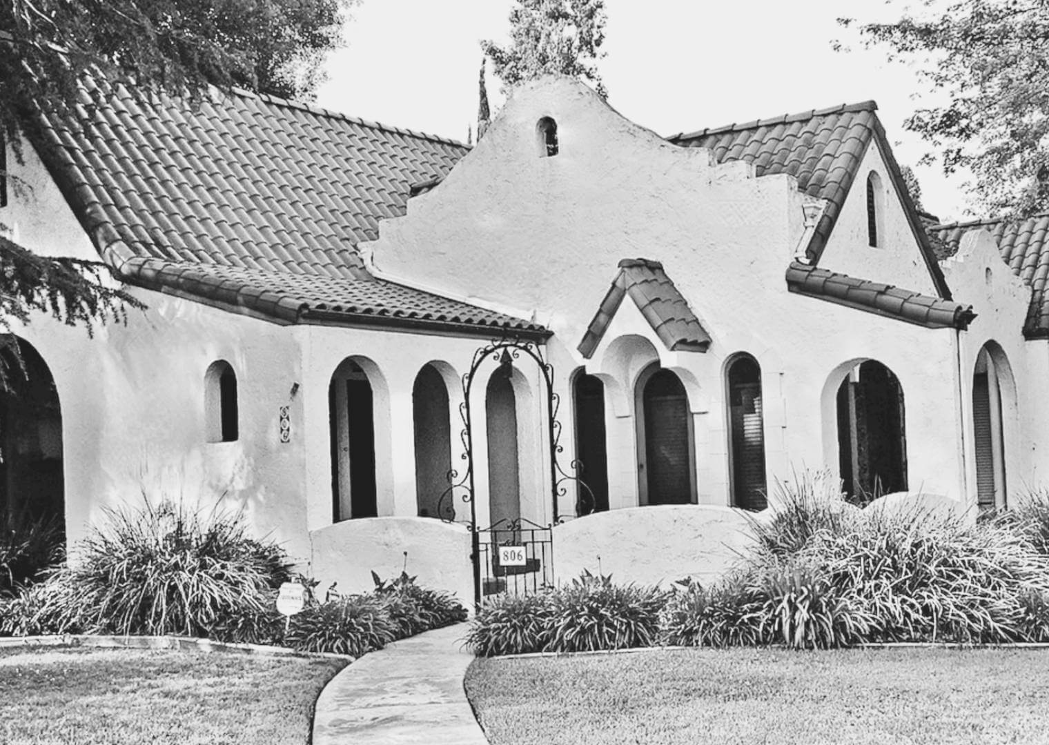 Spanish Colonial Revivals were built in Phoenix in the late 1800s and early 1900s, including gorgeous casita-sized homes, large haciendas and grand villas.