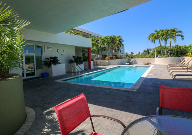 Wilton Manors Roof Top Pool and Seating