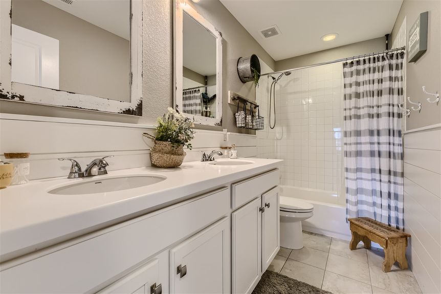 17869 E. Emilia Drive &#8211; Web Quality &#8211; 021 &#8211; 24 2nd Floor Bathroom