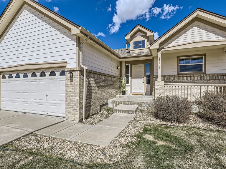 19167 E Harvard Dr &#8211; MLS Sized &#8211; 004 &#8211; 03 Exterior Front Entry