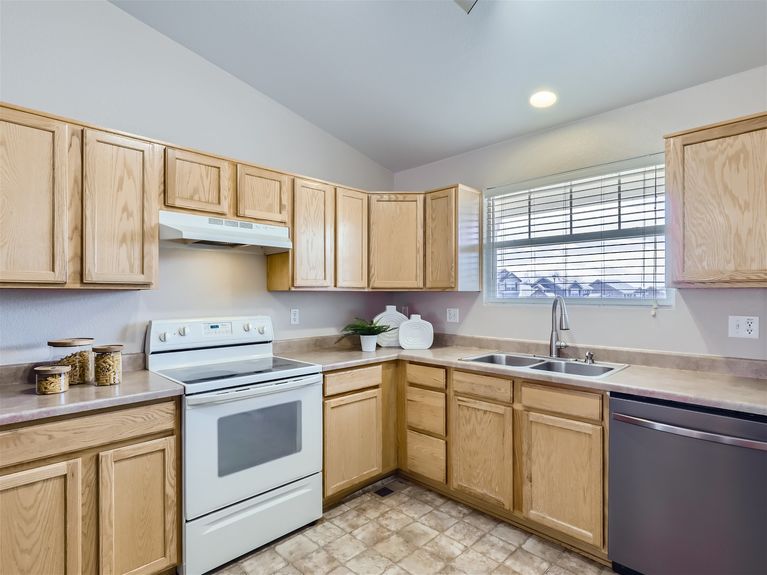 19167 E Harvard Dr &#8211; MLS Sized &#8211; 016 &#8211; 13 Kitchen