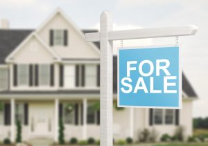 Casa in vendita con cartello for sale