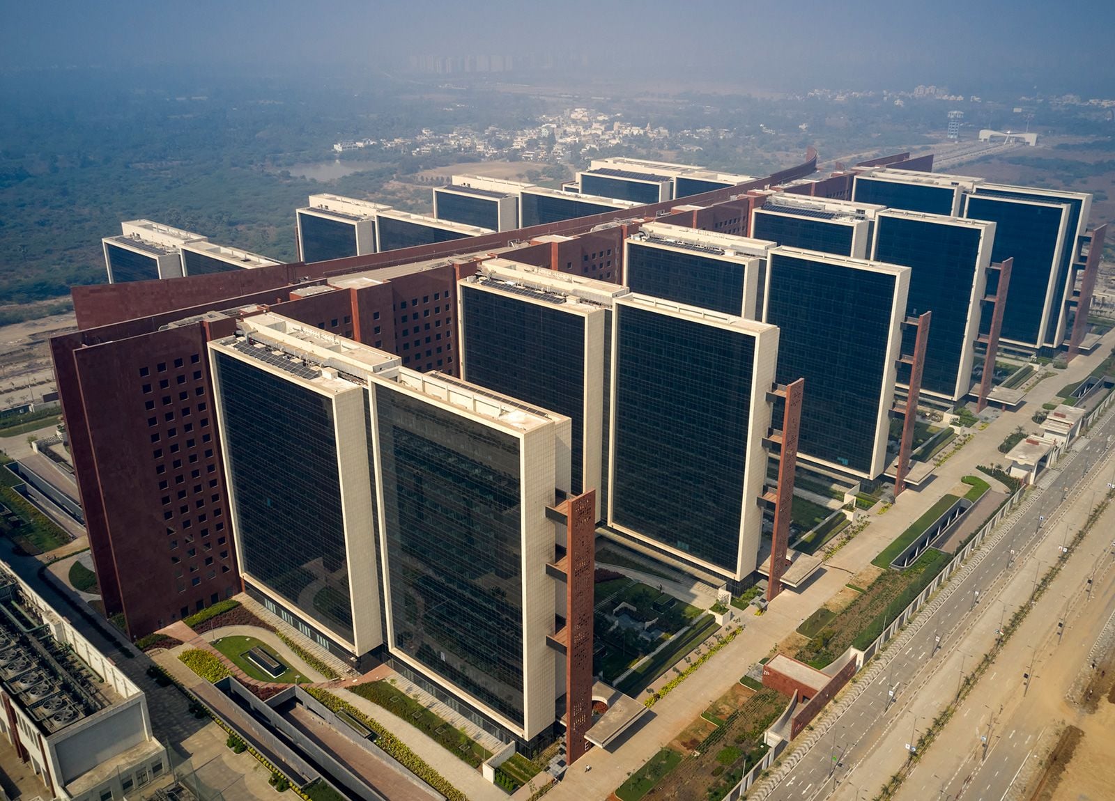 230705124643-02-surat-diamond-bourse-largest-office-building-aerial