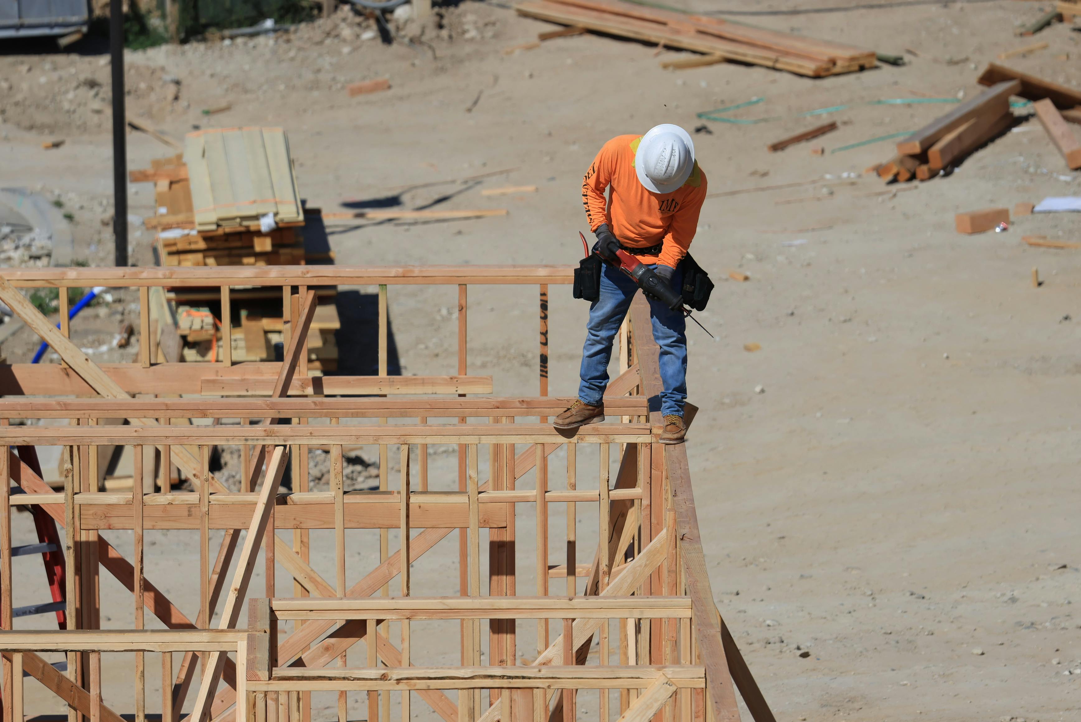 Homebuilder Confidence Drops Sharply as Costs Rise and Uncertainty Grows