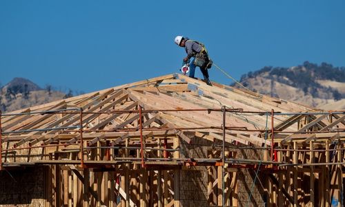 Single-Family Homebuilding Plunges to a 3½-Year Low as Builders Pull …