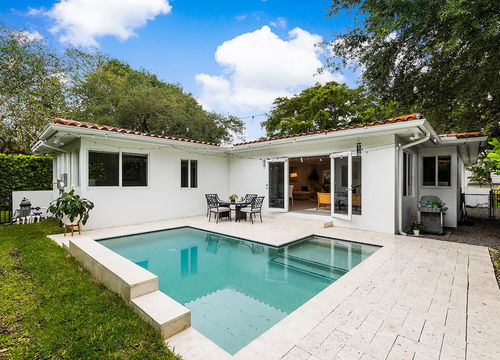 Backyard-of-a-modern-house-with-swimming-pool