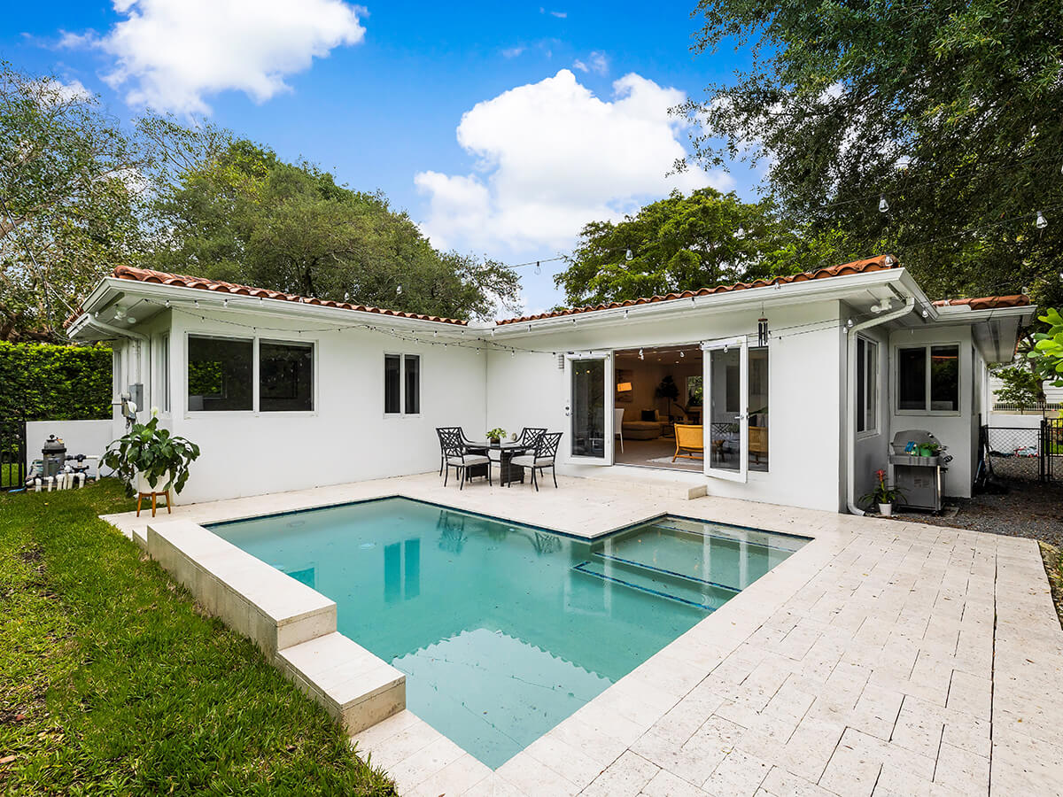Backyard-of-a-modern-house-with-swimming-pool