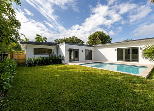 Beautiful-backyard-of-elegant-and-modern-house