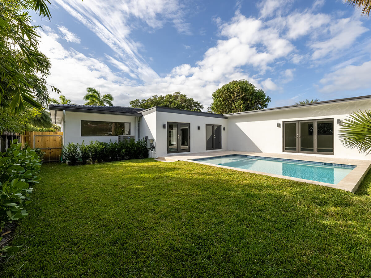 Beautiful-backyard-of-elegant-and-modern-house