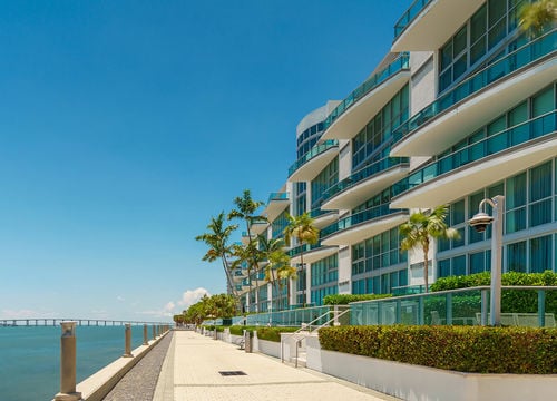Pedestrian-walkway-in-Brickell