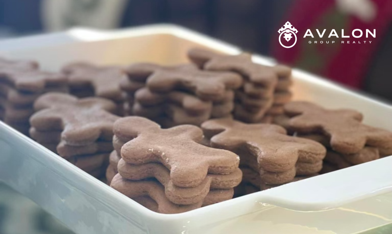 Rob’s Gingerbread Cookie Recipe picture shows Storing cookies until they are decorated with icing.