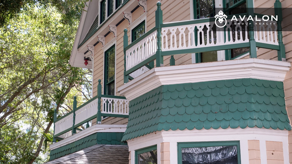 What Historic House Was Moved in St. Pete: This picture shows the detailed wood work on the porch railing.