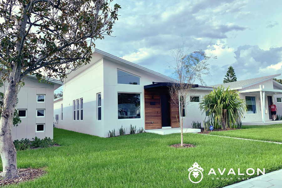 Best Neighborhoods in St Petersburg FL for 2026 Local Realtor’s Updated Guide Live Oaks Neighborhood:  I row of Mid Century Modern stye homes  with stucco siding.