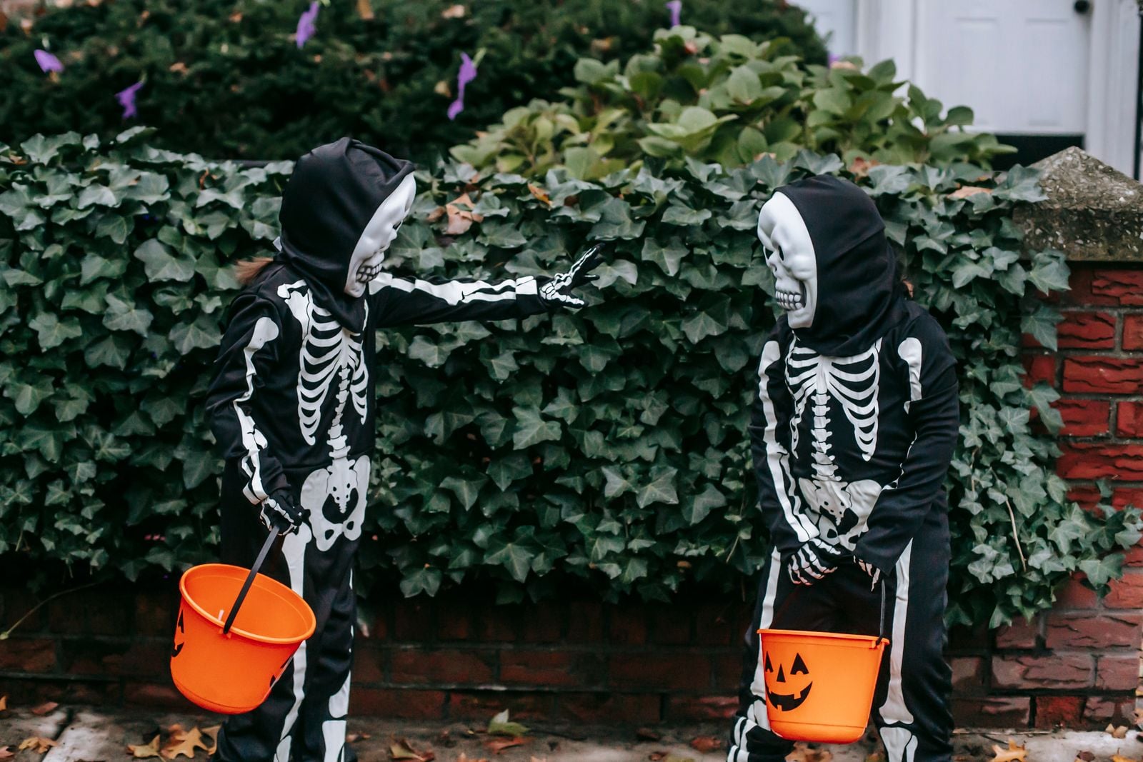 kids-skeleton-costumes-street-pumpkin-buckets