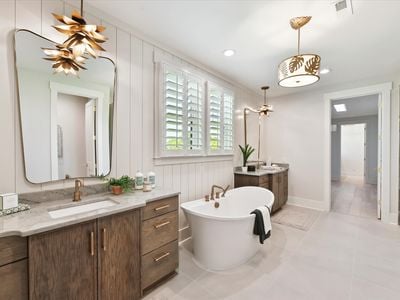 042-Primary Bathroom
