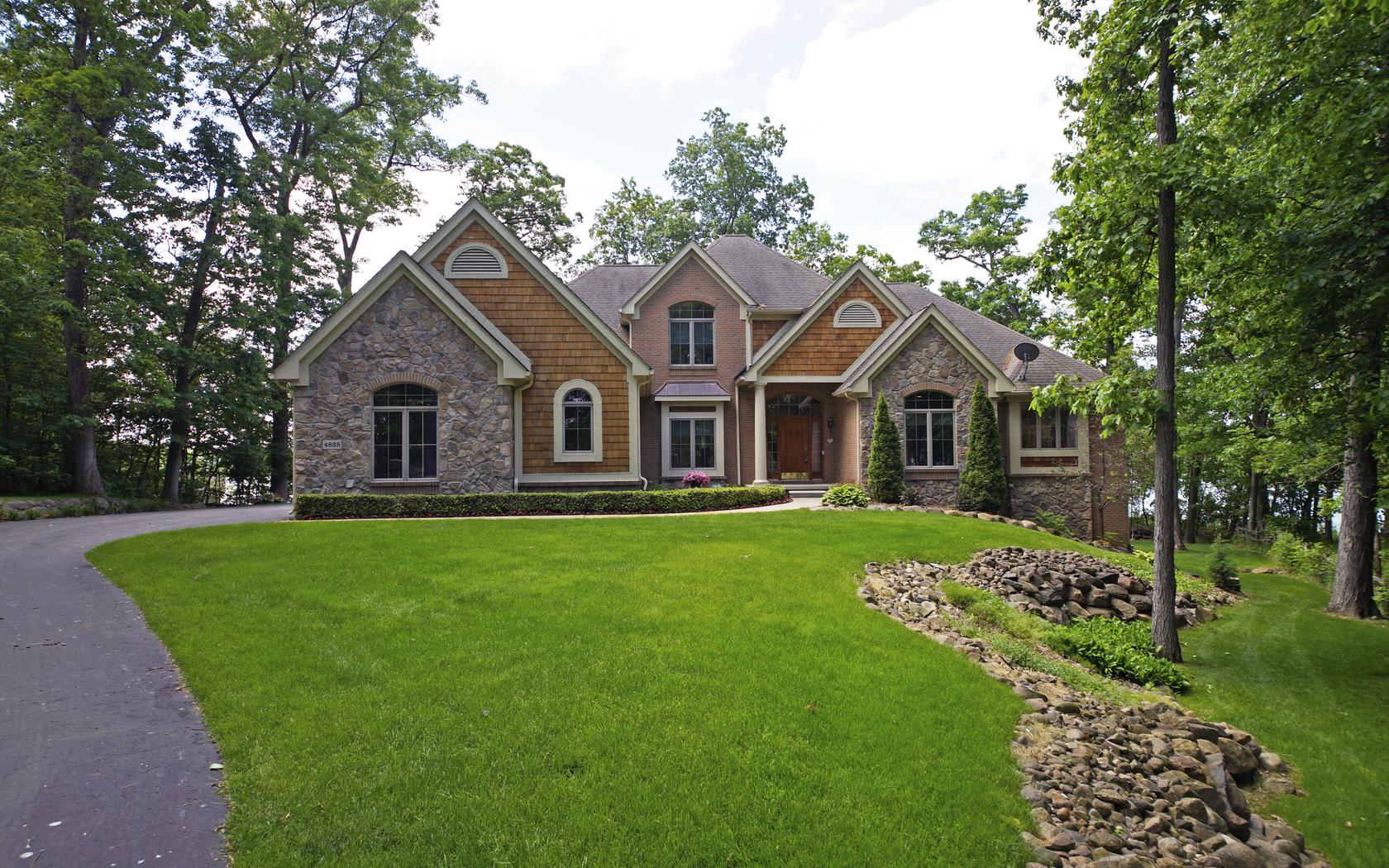 Lakefront home in Oak Pointe